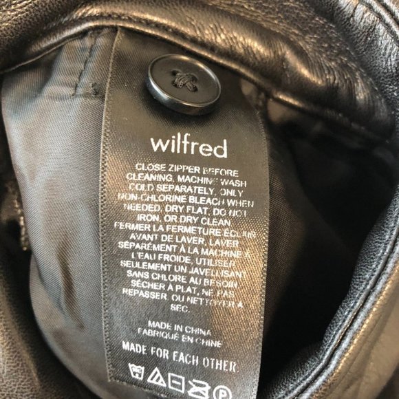 Aritzia Wilfred Black Effortless High-waisted, pleated faux leather shorts 4 - Picture 13 of 16